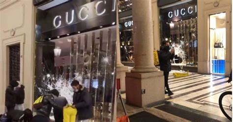 torino manifestazione gucci|Gucci, saccheggiata la boutique a Torino per le manifestazioni.